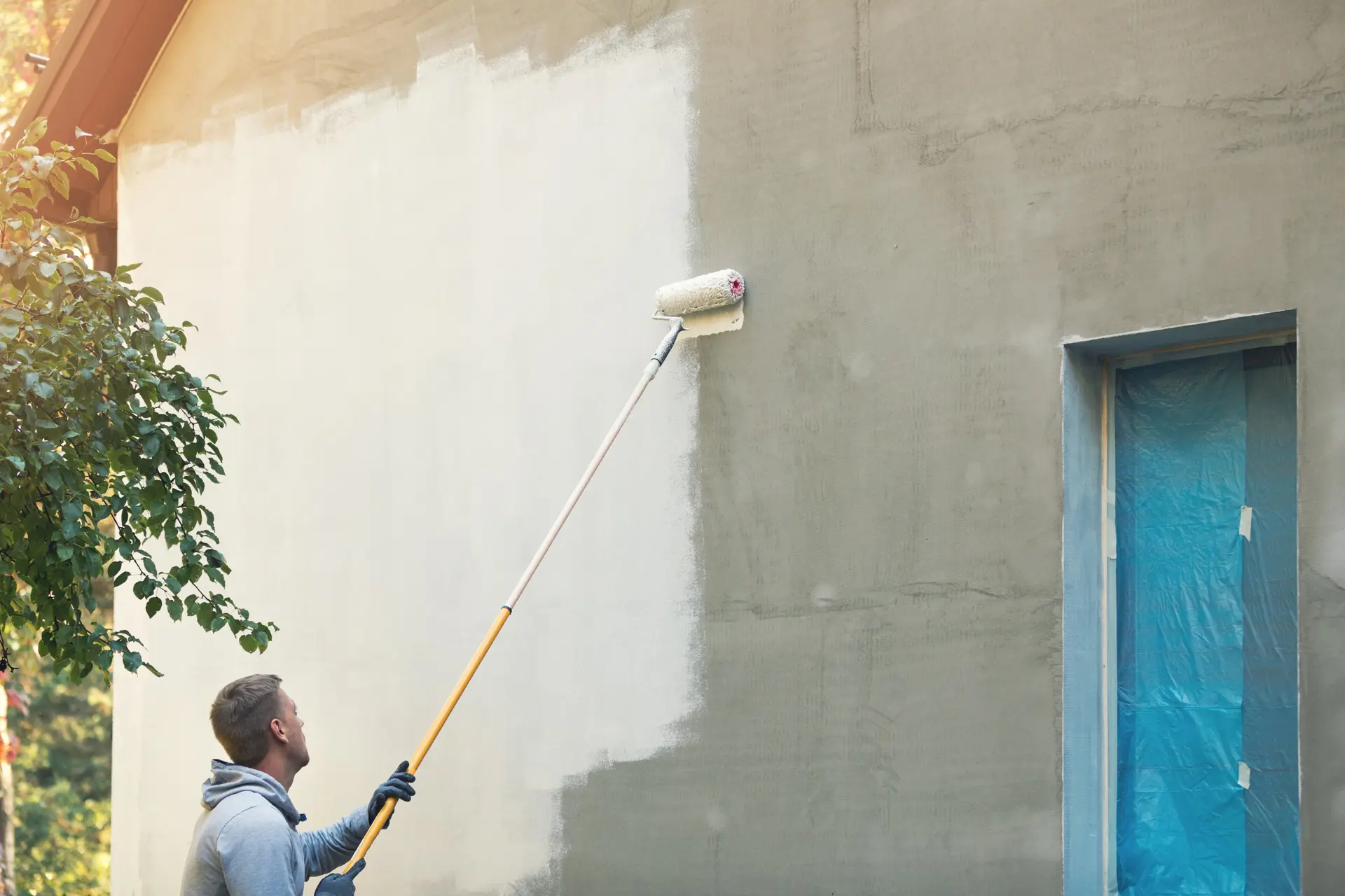 Pintor trabajando en una fachada en Benidorm